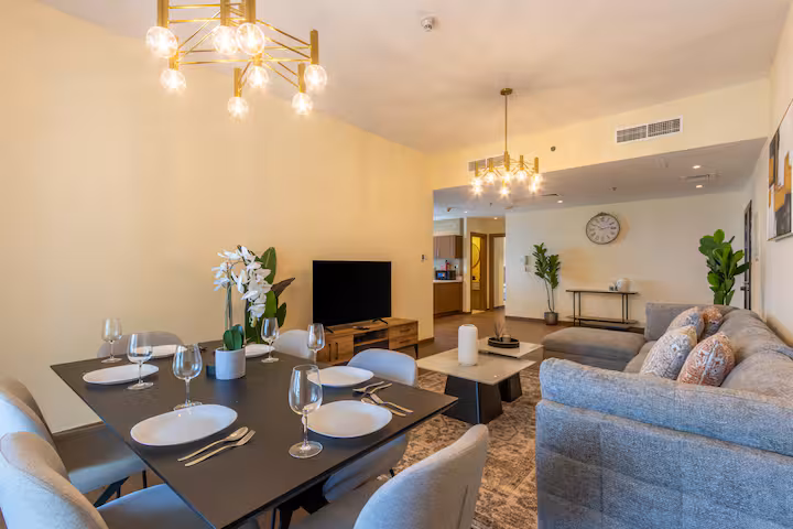 Sulafa Tower: The living room with the dining table at the window