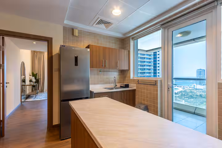 Sulafa Tower: The kitchen with its breakfast bar and the fridge