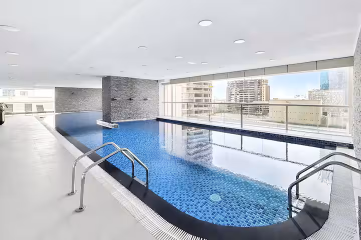 Sulafa Tower: The indoor pool in the building