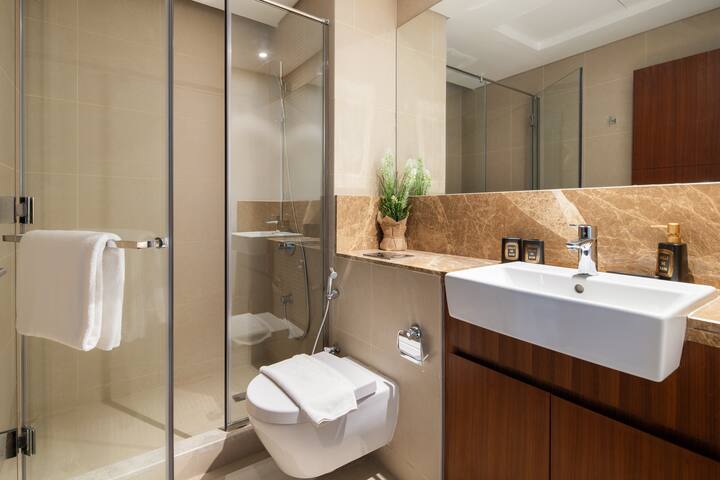 Vida Residences: Bathroom three, the walk-in shower